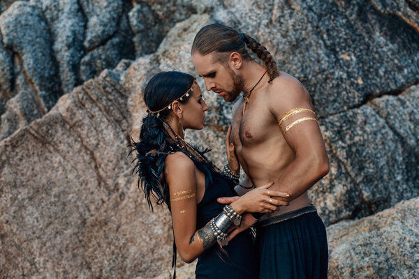 племенных мужчин и женщин на открытом воздухе
