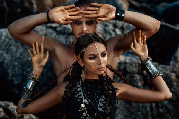 Homem tribal e mulher ao ar livre — Fotografia de Stock