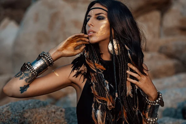 kabile kadın açık havada poz