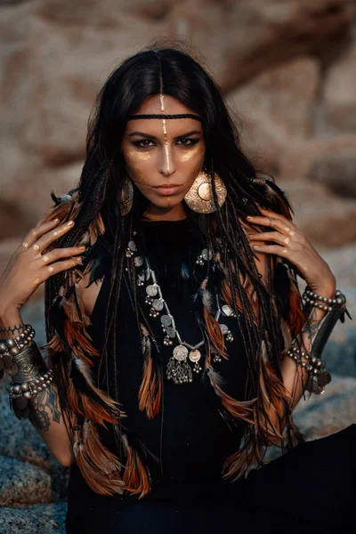 Mujer tribal posando al aire libre —  Fotos de Stock