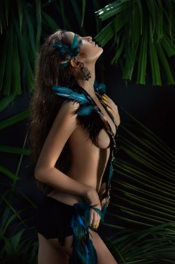 Güzel moda model ayakta orman arka plan