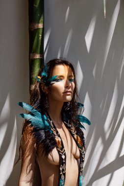 Güzel moda model gölgeler ile beyaz arka plan, poz