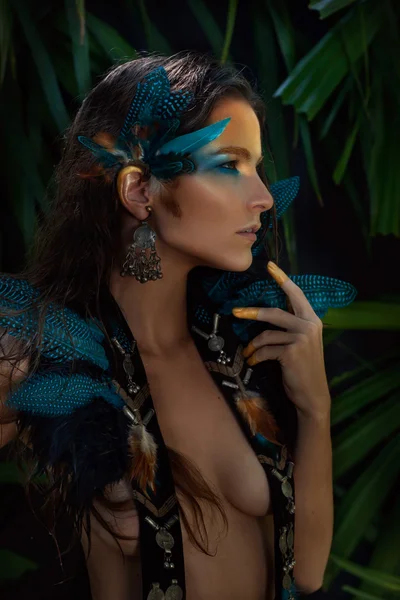 Güzel moda modeli portrtait orman arka plan