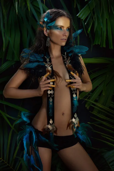 Όμορφη μόδας μοντέλο ποζάρει στη ζούγκλα παρασκήνιο — Φωτογραφία Αρχείου