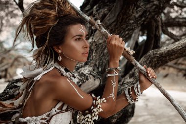 Portre çekici vahşi boho kadın yakın