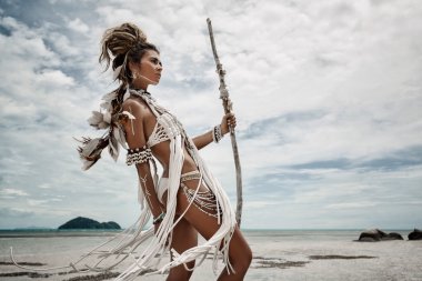 Plaj çekici vahşi boho kadın. Yerli Amerikan tarzı