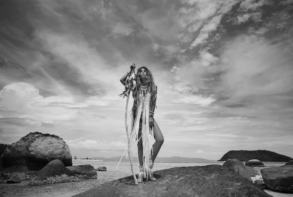 Mulher boho selvagem atraente na praia. Estilo nativo americano — Fotografia de Stock