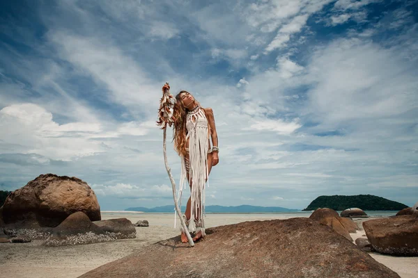 Ελκυστική άγρια boho γυναίκα στην παραλία. Ύφος αμερικανών ιθαγενών — Φωτογραφία Αρχείου