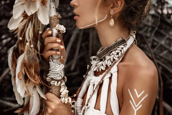 Portre çekici vahşi boho kadın yakın