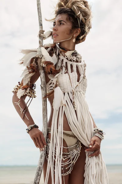 Attraente selvaggia boho donna in spiaggia — Foto Stock