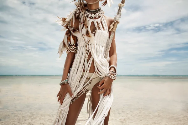 Atrakcyjne boho dziki kobieta na plaży — Zdjęcie stockowe