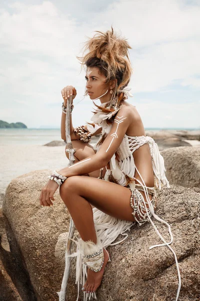 Mulher boho selvagem atraente na praia — Fotografia de Stock