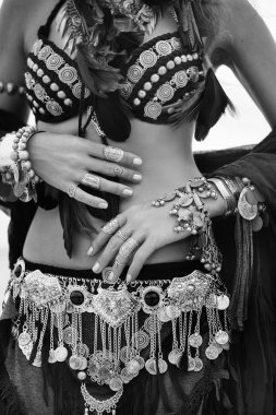 güzel kabile kadının kapatın. Eller etnik Dancer. 