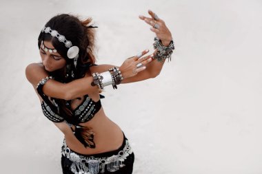 güzel kabile kadının kapatın. Eller etnik Dancer. 