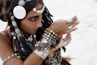 güzel kabile kadının kapatın. Eller etnik Dancer. 