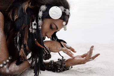 güzel kabile kadının kapatın. Eller etnik Dancer. 