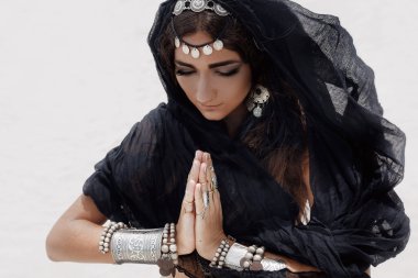 güzel kabile kadının kapatın. Eller etnik Dancer