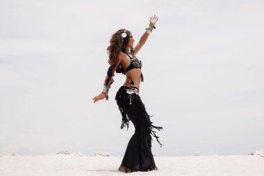 kabile kadın dansöz açık havada