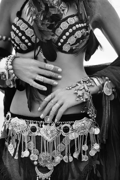 Zbliżenie piękna kobieta w stroju plemiennym. Ręce etniczne tancerz. — Zdjęcie stockowe