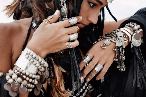 Close up of beautiful tribal woman. Hands of ethnic dancer. — Stock Photo, Image