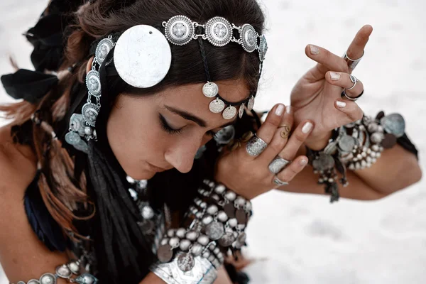 Close up of beautiful tribal woman. Hands of ethnic dancer. — Stock Photo, Image