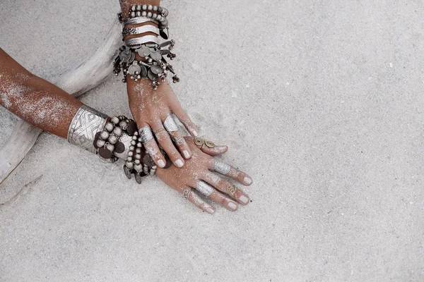 güzel kabile kadının kapatın. Eller etnik Dancer. 