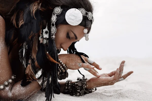 Zblízka krásná indiánka. Ruce z etnických tanečnice. — Stock fotografie