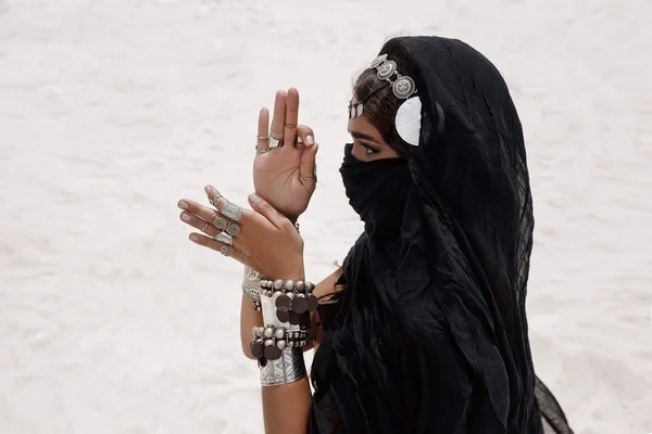 Nahaufnahme der schönen Stammesfrau. Hände der ethnischen Tänzerin. — Stockfoto