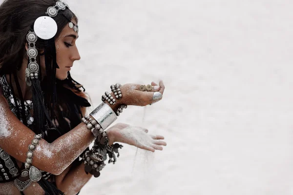 Perto de bela mulher tribal. Mãos de dançarina étnica Imagens Royalty-Free