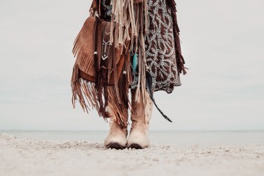 hippi kız kovboy çizmeleri yakın çekim