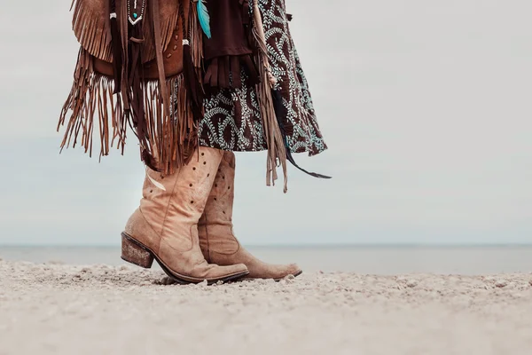 Közelkép a hippi lány cowboy csizma — Stock Fotó