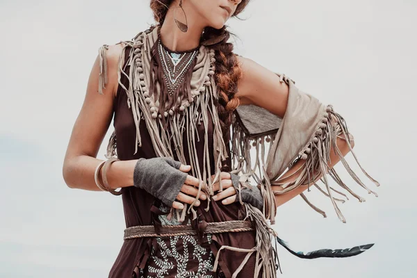Κοντινό πλάνο Γυναίκα boho κοσμήματα, σάλι και γάντια — Φωτογραφία Αρχείου
