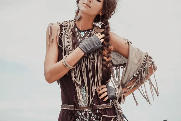 Nahaufnahme einer Boho-Frau mit Schmuck, Schal und Handschuhen — Stockfoto