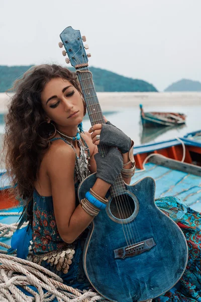 Előnyös fekvés, forgalmas fiatal cigány nő, gitár — Stock Fotó