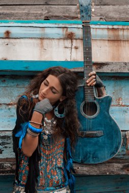Gitar eski tekne arka plan adlı kadınla Boho