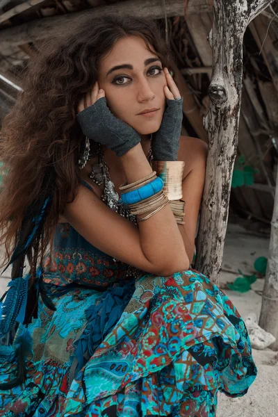 Στιβαρό και hippie νεαρή γυναίκα πορτρέτο — Φωτογραφία Αρχείου