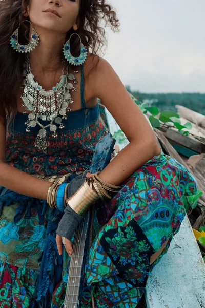 Atraente hippie menina close up retrato com jóias — Fotografia de Stock