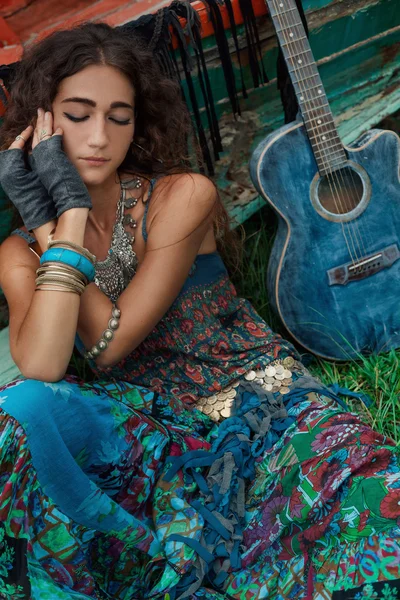 Atrativo jovem hippie mulher com guitarra ao ar livre — Fotografia de Stock