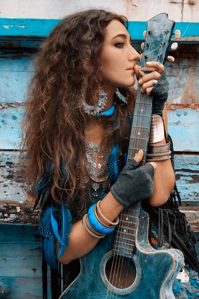 Удивительная молодая женщина с гитарой — стоковое фото