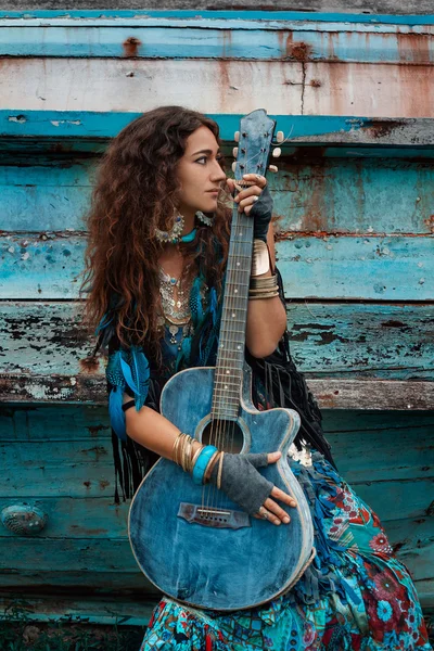 Boho nő, gitár, régi hajó háttér — Stock Fotó