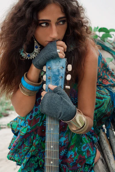 Attraktive junge Hippie-Frau mit Gitarre im Freien — Stockfoto