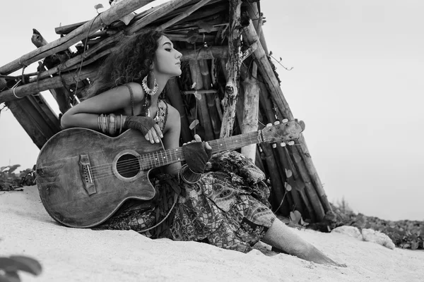 Atractiva joven hippie mujer con guitarra al aire libre — Foto de Stock