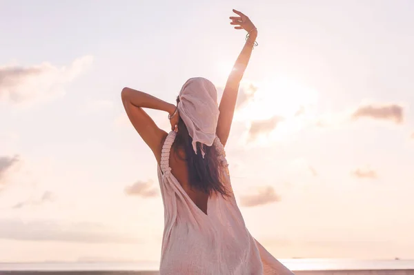 Belle Jeune Femme Sur Plage Coucher Soleil — Photo