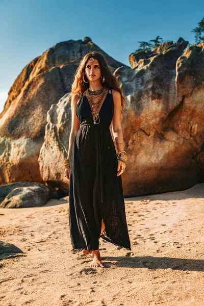 Beautiful Young Stylish Woman Beach Sunset — Stock Photo, Image