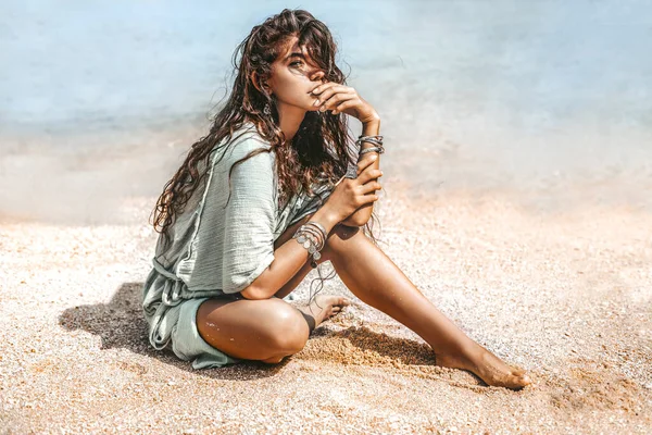 Piękna Młoda Stylowa Kobieta Siedząca Piasku Plaży — Zdjęcie stockowe