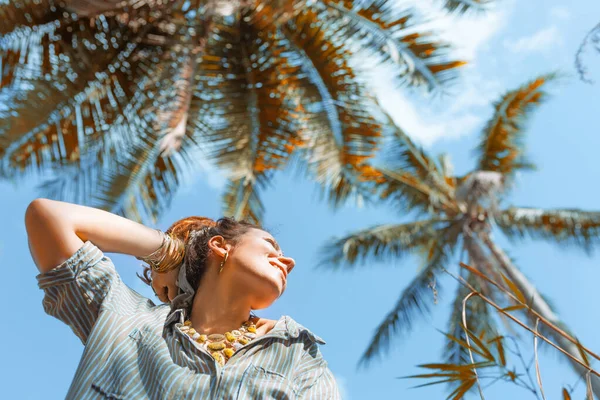 Mooie Jonge Vrouw Met Edelstenen Accessoires Buitenportret — Stockfoto