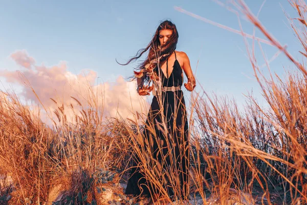 Belle Jeune Femme Mode Sur Plage Coucher Soleil — Photo