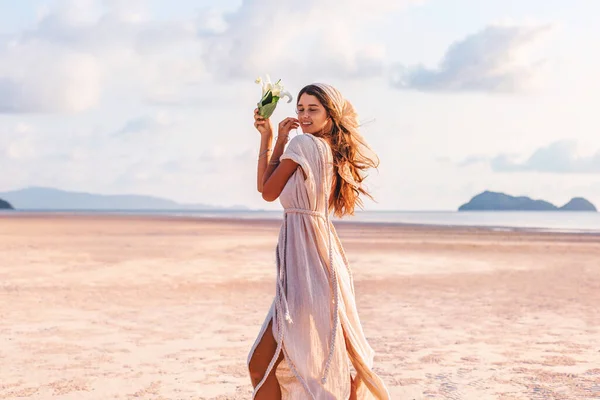 Bella Giovane Donna Sulla Spiaggia Tramonto — Foto Stock