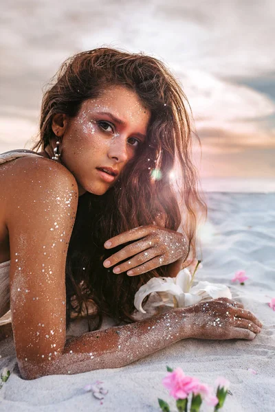 Mooie Jonge Vrouw Met Roze Lelies Het Strand Bij Zonsondergang — Stockfoto