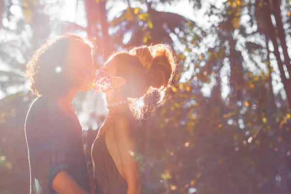 Junges Paar Trägt Gesichtsmaske Freien Bei Sonnenuntergang — Stockfoto